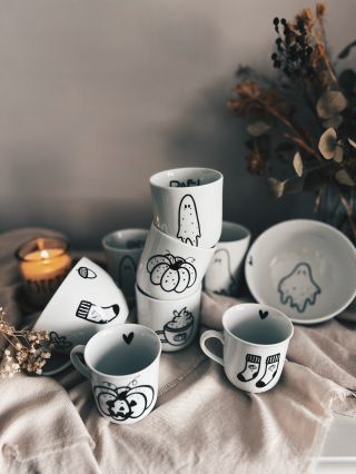 Hallowensko-podzimní kolekce už je na e-shopu. 🎃🤎 Nějaké kousky jste už vzali útokem, ale už pracujeme na dalším...