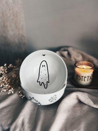 Halloweenské misky najdete taky na e-shopu. 🧡🎃 🦇www.estetic-ka.cz🦇