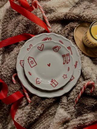 Červené talíře letos i bez “TADY BYLO CUKROVÍ”. Ať si na ně dáte i něco jinýho že jo. 🙈❤️