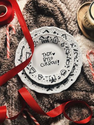 Já už tady někdy kdysi zmiňovala, že bych chtěla zpravovat příběh talířů TADY BYLO CUKROVÍ. I se všema průserama,...
